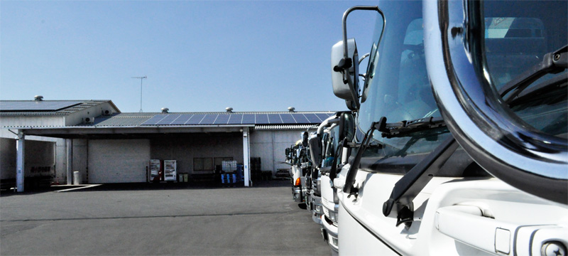 トラックと太陽光発電パネル